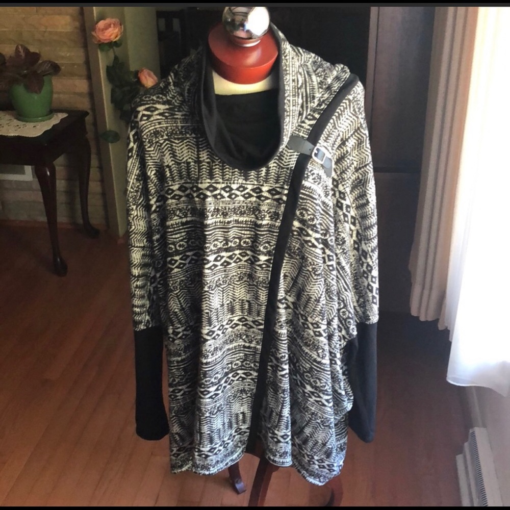 Full Figured Fashionista Cape with Sleeves Black & White NWT!